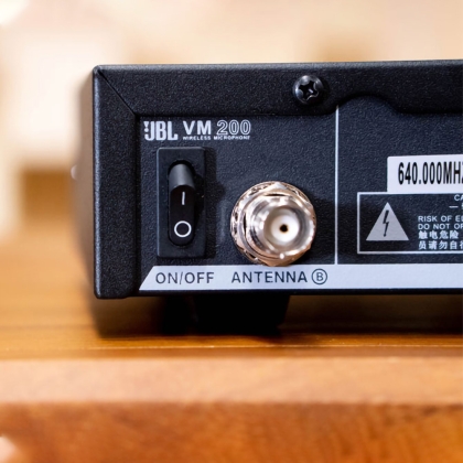Micro không dây JBL VM200