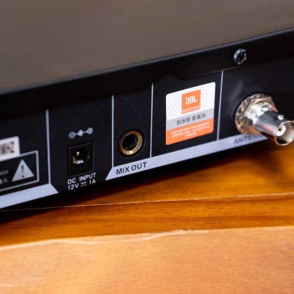 Micro không dây JBL VM200
