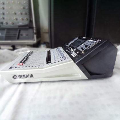 Bàn mixer Yamaha TF1